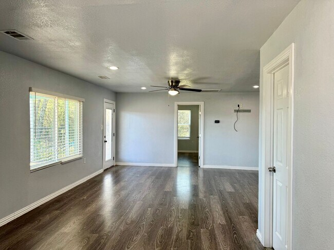 Building Photo - 2618 Creekview Dr