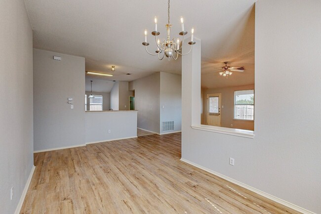 Building Photo - Charming Three-Bedroom Home in the Heart o...