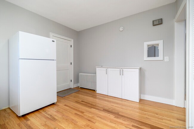 Building Photo - 58 Mayflower Ave