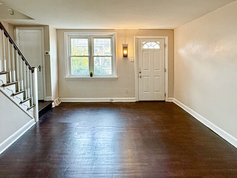 Living room - 116 W Berkley Ave