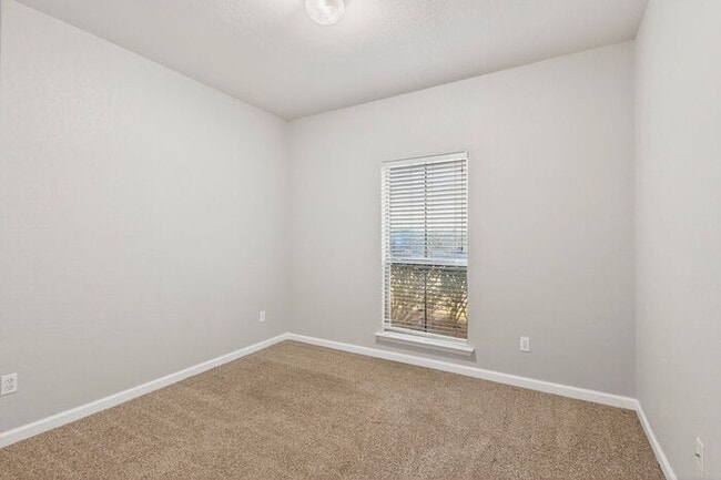 Building Photo - 10277 English Manor Dr