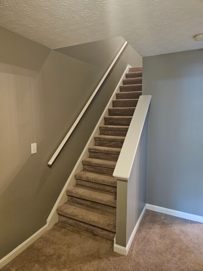 Building Photo - 3Bed 2.5 Town Home