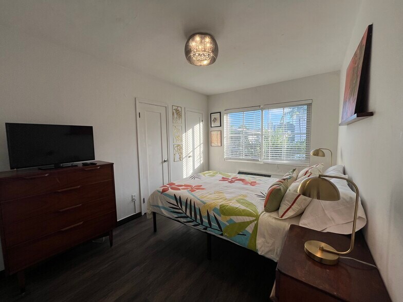 Building Photo - 511 75th St