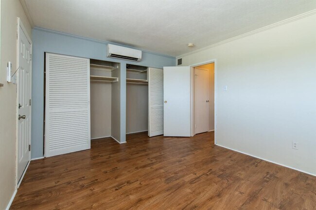 Building Photo - 1685 Alexandria Dr