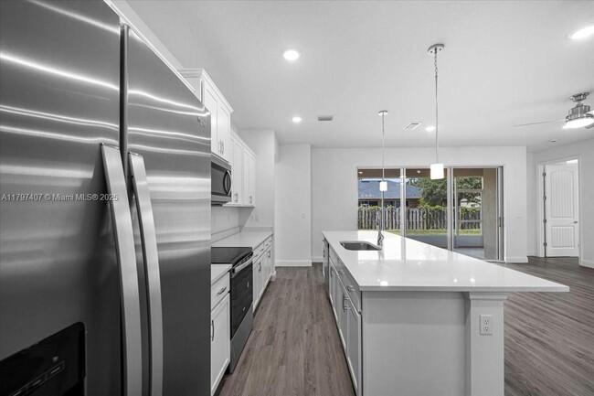 Building Photo - 11 Burgundy Pl