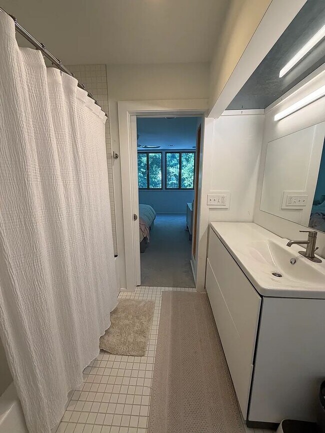 Building Photo - Spacious Pet-Friendly 4BR Home Near Downtown & UVA