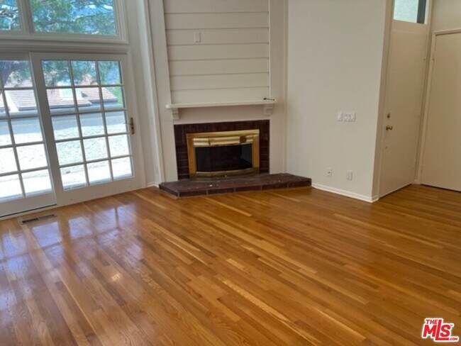 Building Photo - 1656 Palisades Dr