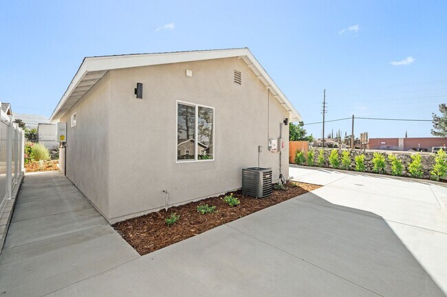 Building Photo - 1318 Malachite Ave
