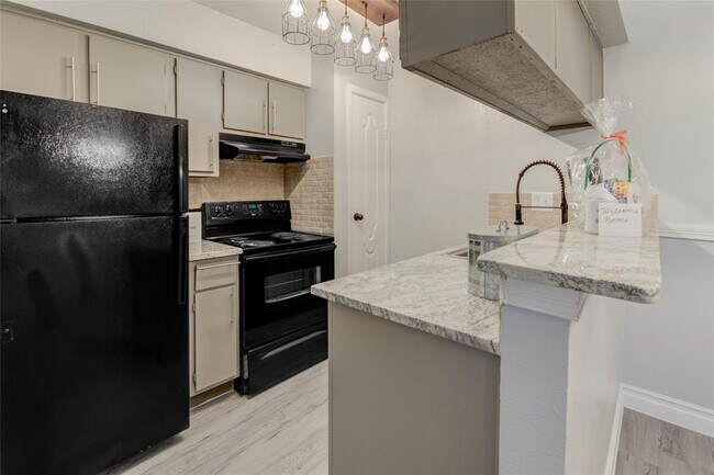 Building Photo - 2700 Westridge St
