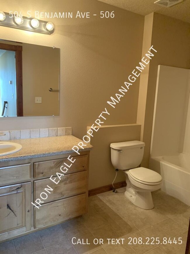 Building Photo - 504 S Benjamin Ave