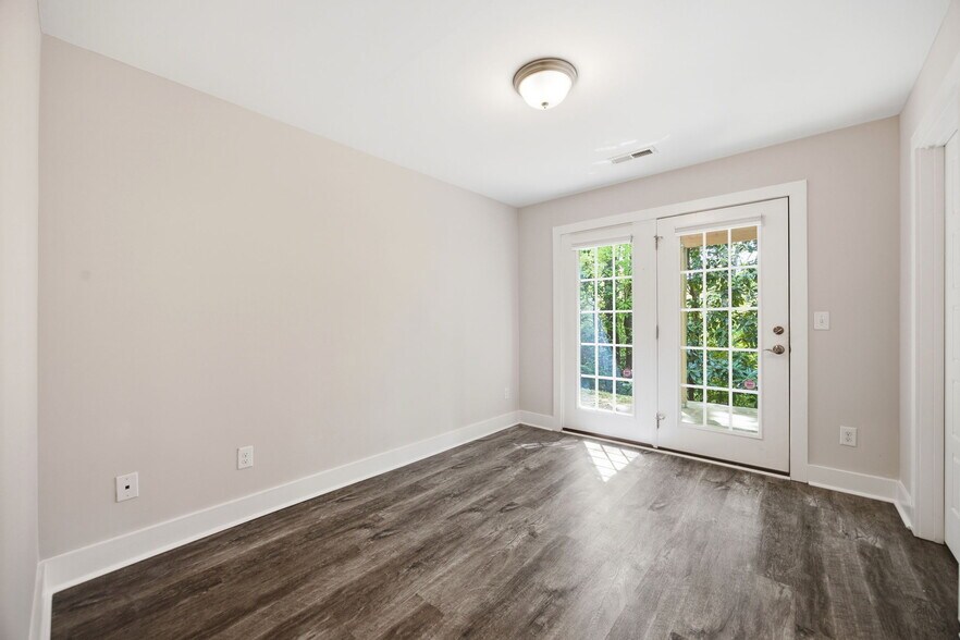 Building Photo - 2800 Bedford Green Dr