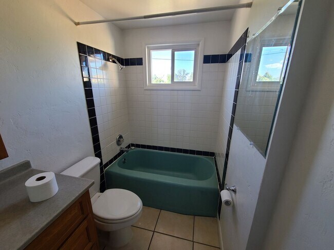 Building Photo - Large 2 Bedroom Home