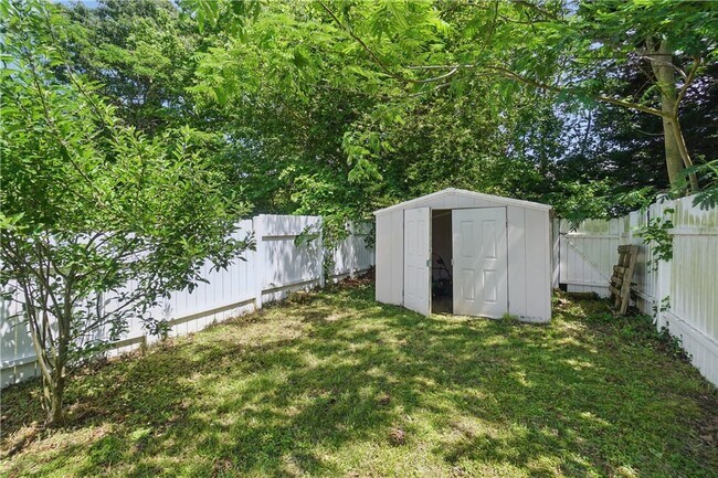 Building Photo - Stylish Townhouse in Prime VA Beach Location!