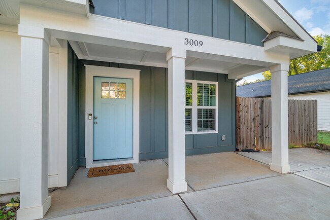 Building Photo - LIVE CLOSE TO THE ACTION — Modern 3-Bedroom Rental in Charlotte’s Reid Park!