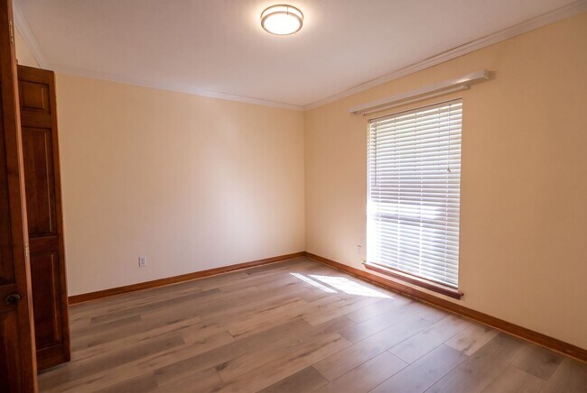 Building Photo - 507 Parklane Dr