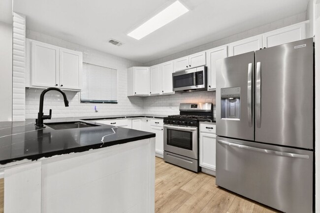 Building Photo - Renovated 3 bed/2 bath in Lithonia!