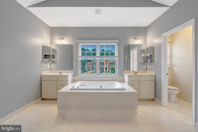 Building Photo - 15053 Doral Pl