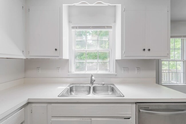 Building Photo - Great Home for Rent in the Lucks Lane Corr...