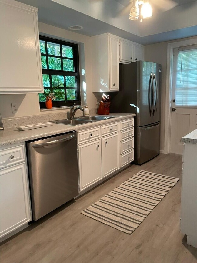 Building Photo - 1042 Del Harbour Dr