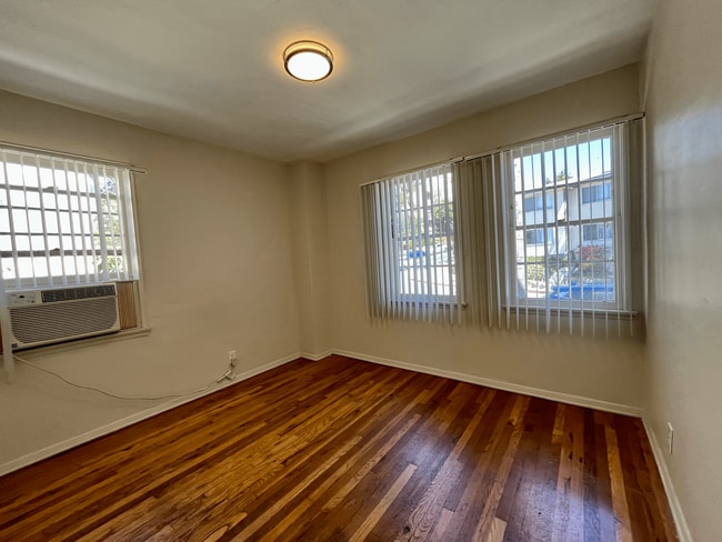 Interior Photo - 605 Kelton Ave