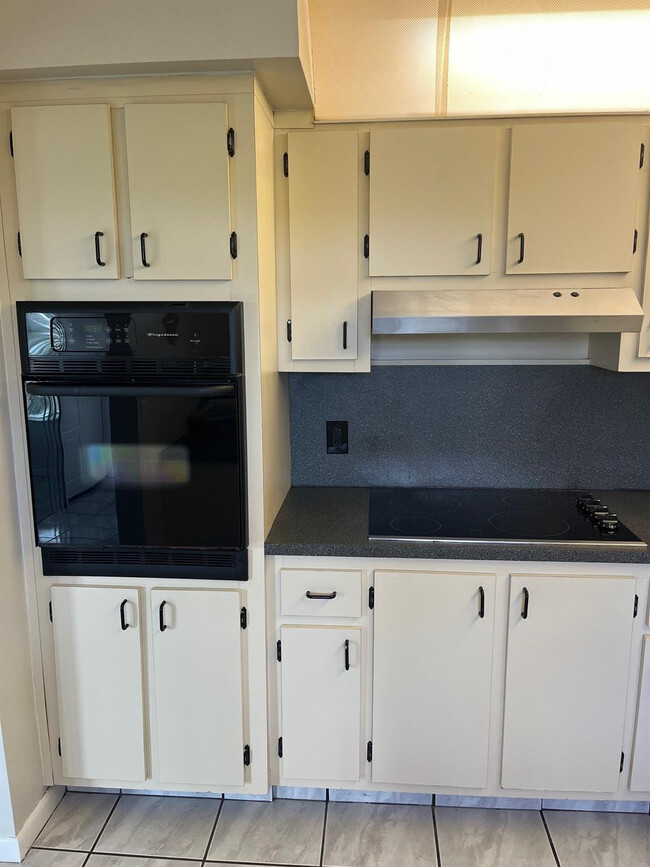 Building Photo - 16441 Blatt Blvd