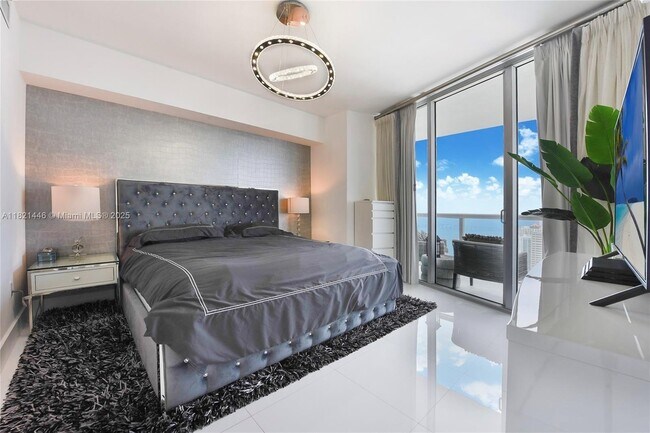 Building Photo - 495 Brickell Ave