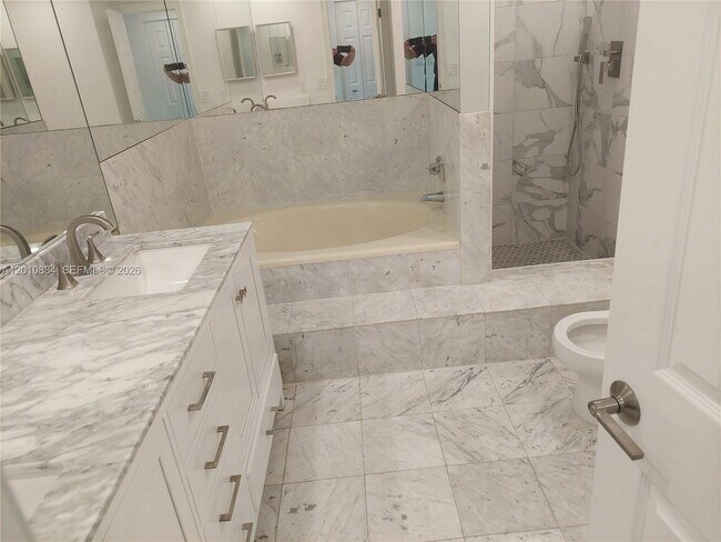 Building Photo - 255 Poinciana Island Dr