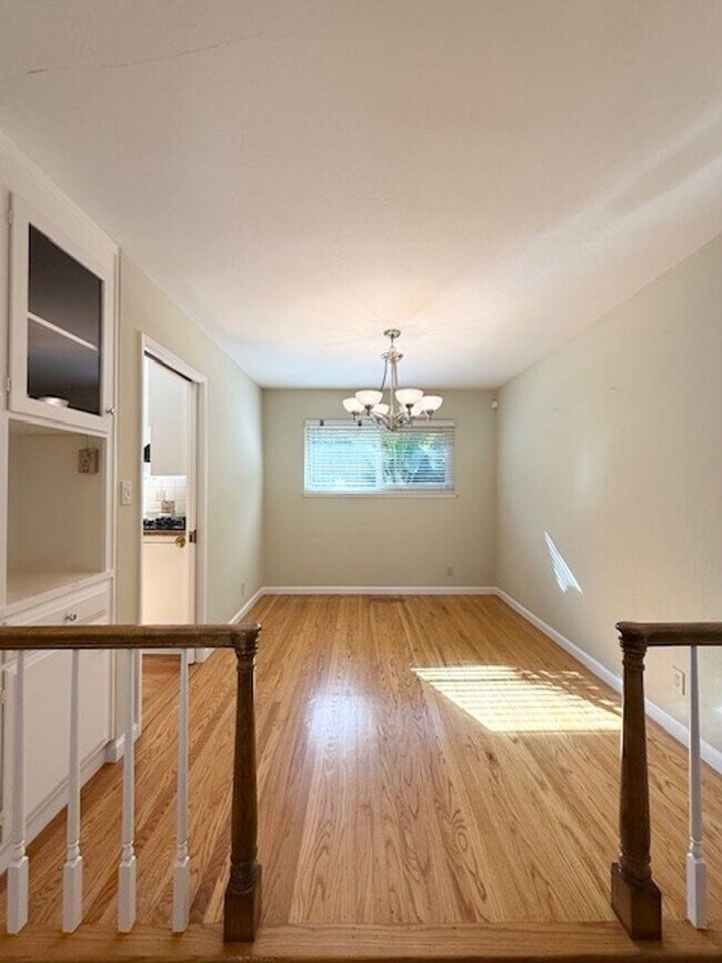Building Photo - Beautiful 4 Bedroom 2.5 Bath Home in Montevideo Community