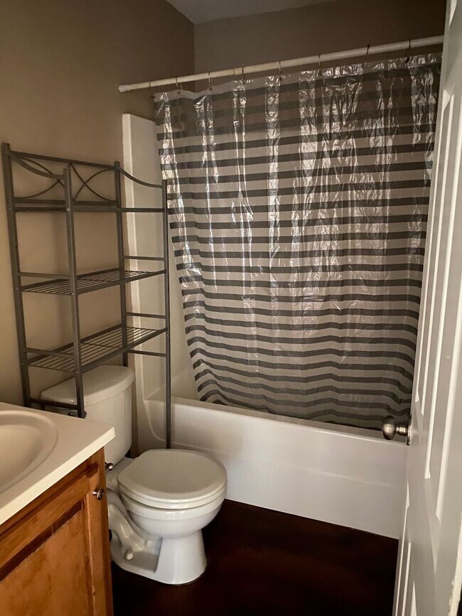 Building Photo - 2 Bedroom 1 Bath home for lease