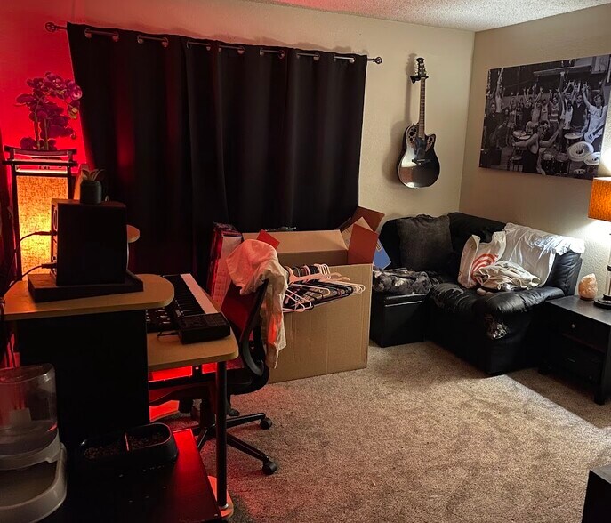 Building Photo - 3180 Country Club Dr