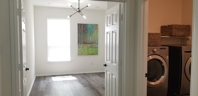 Building Photo - 6213 Albany Sleigh Dr