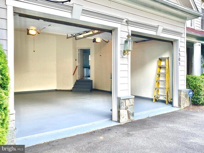 Building Photo - 1305 Providence Terrace