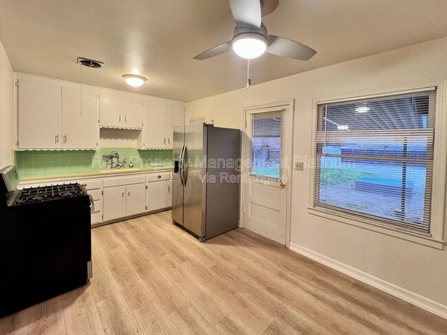 Building Photo - 1132 W Saginaw Way