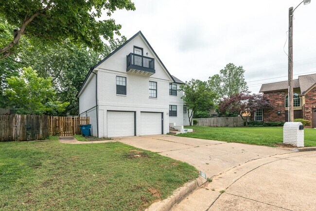 Building Photo - Newly Renovated 4 Bed / 3.5 Bath in Tulsa ...