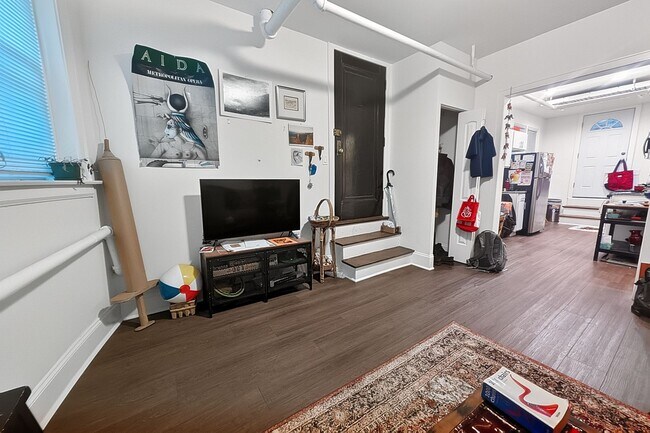 Building Photo - Newly Renovated 1 BR in Loyola on Lovely Quiet Block
