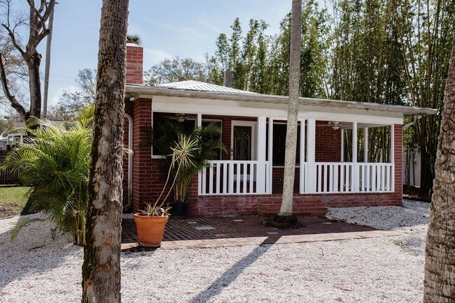 Building Photo - Riverfront Oasis in the City of Tampa!