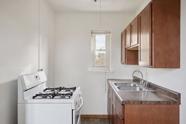 Building Photo - Spacious Top-Floor 1BR on Beautiful Iris P...