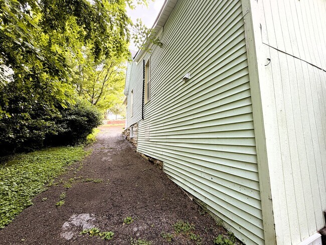 Building Photo - *** AVAILABLE NOW – Rare Downtown Corydon Rental! ***