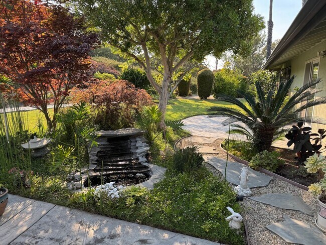 Building Photo - Exquisite Single-Story Retreat in Las Posa...