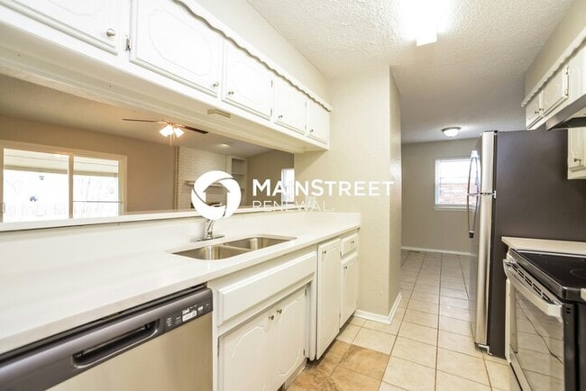 Building Photo - 3 Bedroom Pet-Friendly Home in YUKON, OK with Main Street Renewal