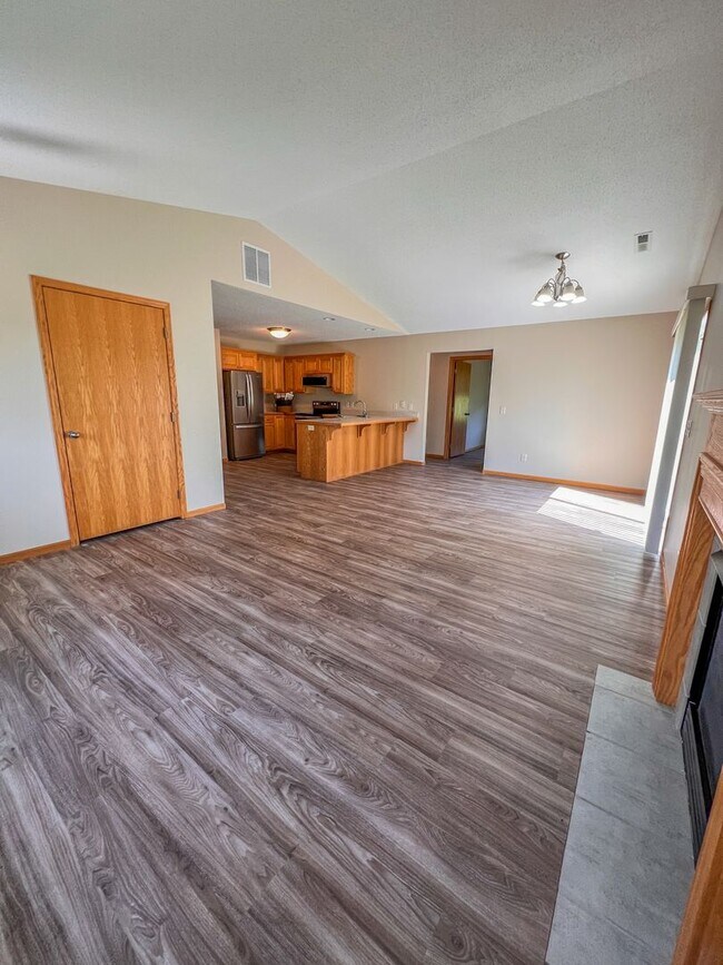 Building Photo - 2 Bedroom, 1.5 Bath Town Home