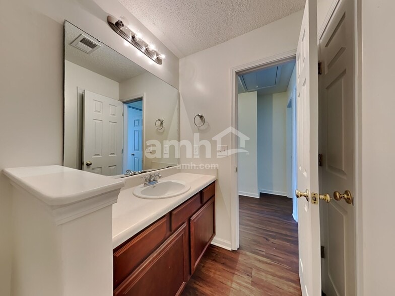 Building Photo - 425 Green Park Ln