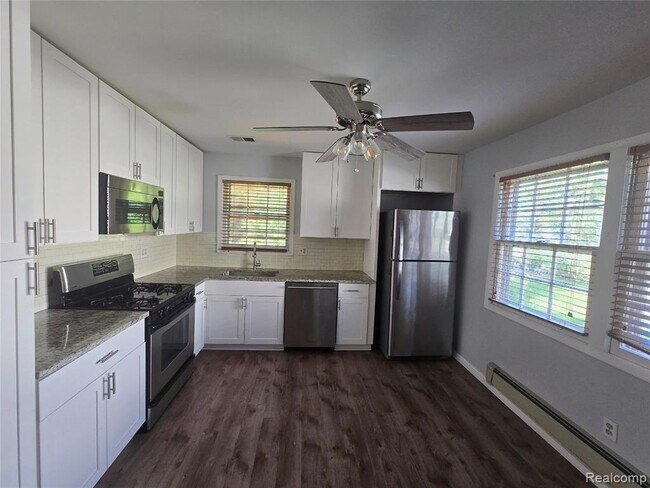 Building Photo - 2951 Hill Dr