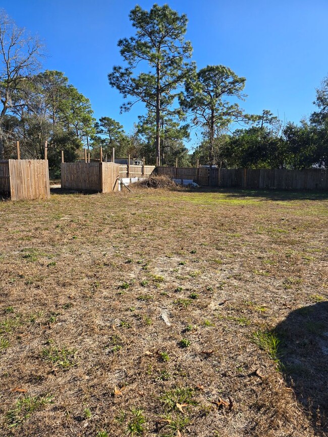 Building Photo - Newer 2/2 Mobile with Large Fenced Yard in...