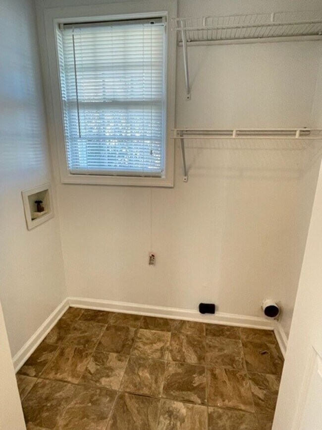 Building Photo - COMING SOON 3 BEDS/2 BATHS!