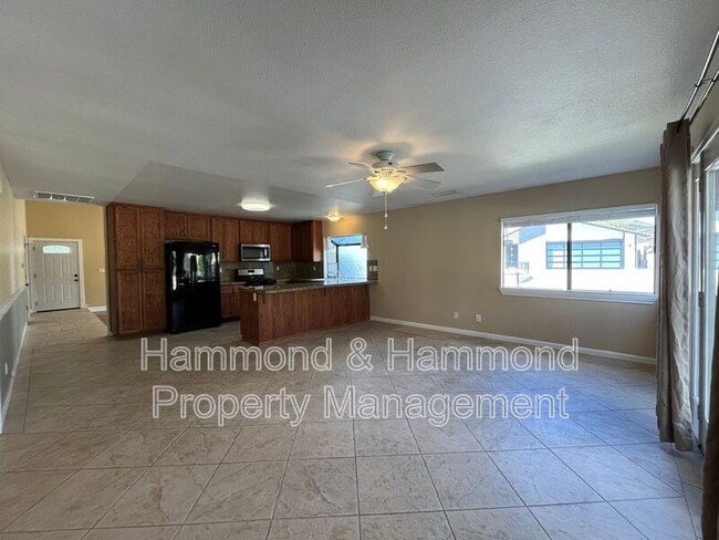 Building Photo - 489 Knollwood Dr