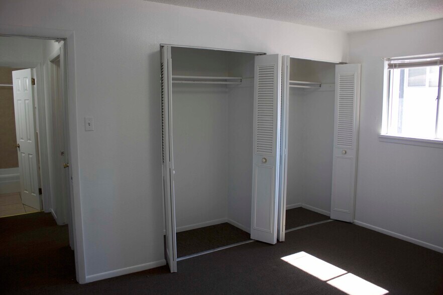 1st bedroom - 21 Douglas Ln