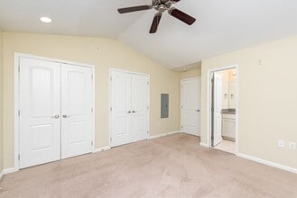 Building Photo - 2 Bedroom Townhouse- END UNIT - Everything You Need! Woodlands of Charlottesville *Only a $500 de...