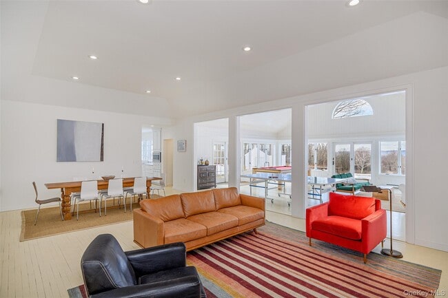 Building Photo - 159 Old Quaker Hill Rd