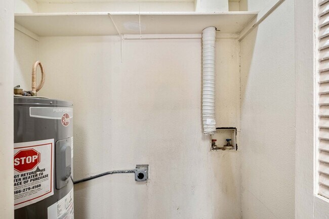 Building Photo - 2 Bedroom, 1.5 Bath Apartment In Lockhart